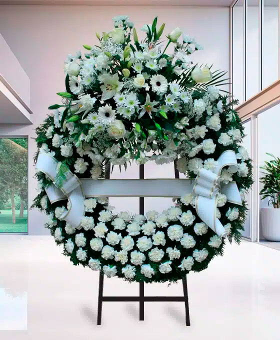 Corona Funeraria de claveles blancos para Tanatorio Almazán